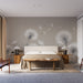 Une chambre élégante avec un papier peint représentant des pissenlits en blanc sur fond gris, créant une atmosphère apaisante et naturelle.