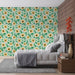 Une chambre moderne avec un papier peint floral aux motifs de grandes fleurs jaunes et vertes sur fond vert, créant une ambiance joyeuse et vivifiante.