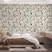 Une chambre apaisante avec un papier peint floral aux motifs de tulipes roses et feuilles vertes sur fond clair, créant une ambiance douce et naturelle.