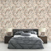 Une chambre moderne avec un papier peint floral beige et rose aux motifs délicats de fleurs sur fond neutre, créant une ambiance douce et apaisante.