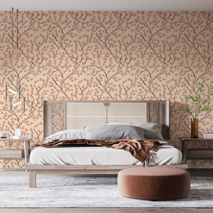 Une chambre élégante avec un papier peint floral beige orné de délicates branches et fleurs roses, créant une atmosphère douce et apaisante.