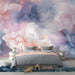 Une chambre douce avec un papier peint floral aux grandes fleurs pastel, créant une atmosphère apaisante et romantique.
