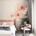 Une chambre élégante avec un papier peint floral aux teintes douces de pêche, représentant de grandes fleurs délicates sur un fond clair, créant une atmosphère apaisante et romantique.