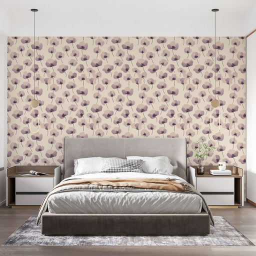 Une chambre élégante avec un papier peint floral aux motifs de fleurs violettes sur fond beige, créant une atmosphère douce et apaisante.