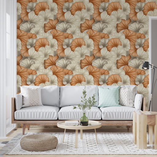 Un salon moderne avec un papier peint floral aux motifs de feuilles dans des teintes beige, orange et gris, créant une ambiance chaleureuse et accueillante.