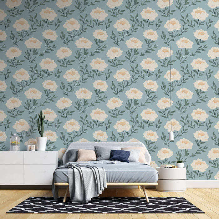 Une chambre apaisante avec un papier peint floral aux grandes fleurs crème sur fond bleu, créant une atmosphère douce et naturelle.