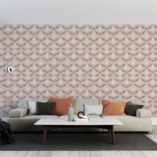 Un salon moderne avec un papier peint aux motifs floraux délicats dans des teintes rose et beige, créant une ambiance douce et élégante.