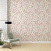 Une chambre moderne avec un papier peint floral aux teintes douces de rose et blanc, créant une atmosphère délicate et apaisante.