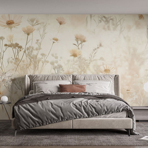 Une chambre apaisante avec un papier peint floral aux teintes douces, représentant des fleurs délicates sur un fond crème, créant une atmosphère chaleureuse et naturelle.