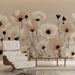 Une pièce moderne avec un papier peint floral aux teintes douces de beige et noir, créant une atmosphère élégante et apaisante.
