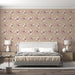 Une chambre moderne avec un papier peint floral beige orné de délicates fleurs roses, créant une atmosphère douce et apaisante.