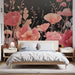 Une chambre moderne avec un papier peint floral aux teintes roses et blanches sur fond noir, créant une ambiance élégante et apaisante.