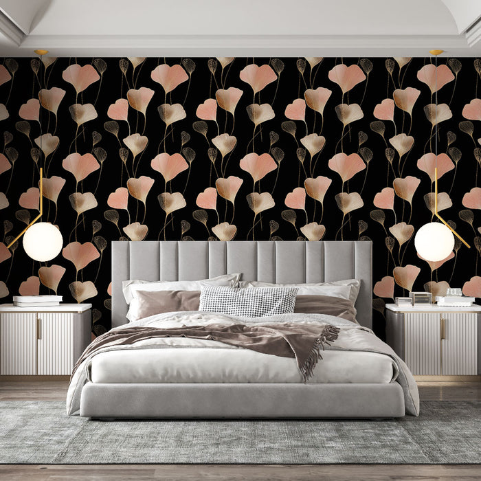 Une chambre élégante avec un papier peint floral aux teintes douces de rose et beige sur fond noir, créant une ambiance chaleureuse et moderne.