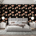 Une chambre élégante avec un papier peint floral aux teintes douces de rose et beige sur fond noir, créant une ambiance chaleureuse et moderne.