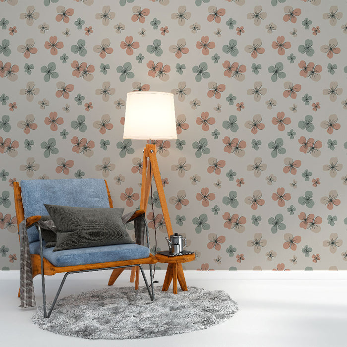 Une chambre accueillante avec un papier peint floral aux teintes douces de rose et vert sur fond clair, créant une atmosphère apaisante et naturelle.