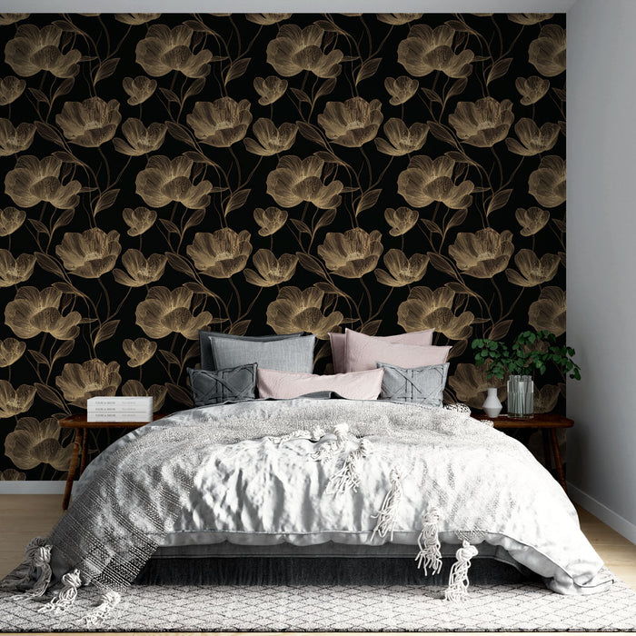 Une chambre élégante avec un papier peint floral doré sur fond noir, créant une atmosphère sophistiquée et chaleureuse.