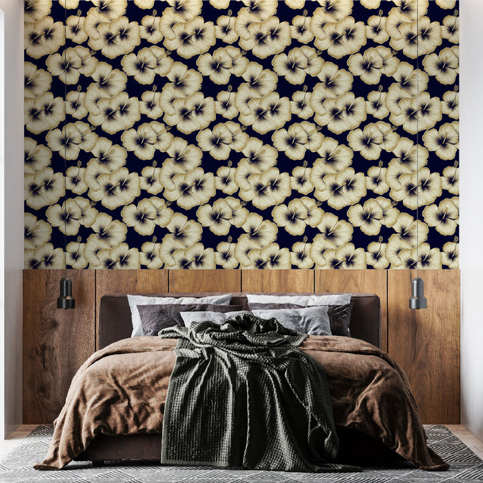 Une chambre moderne avec un papier peint floral bleu marine et crème, créant une ambiance élégante et chaleureuse.