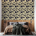 Une chambre moderne avec un papier peint floral bleu marine et crème, créant une ambiance élégante et chaleureuse.