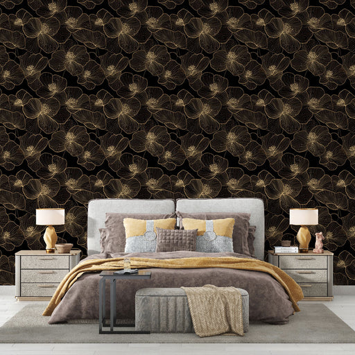 Une chambre élégante avec un papier peint floral noir et doré, présentant des motifs de fleurs délicates qui apportent une atmosphère sophistiquée et chaleureuse.
