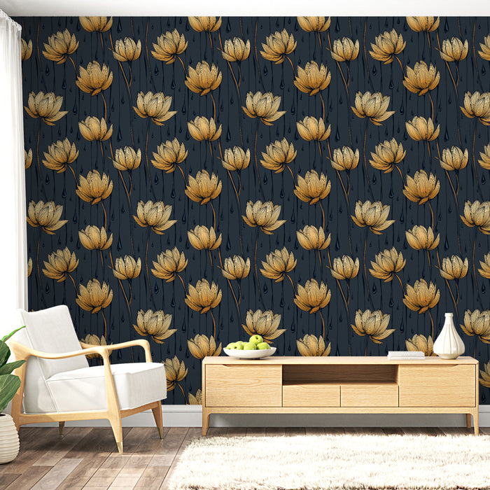 Une pièce moderne avec un papier peint floral aux grandes fleurs dorées sur fond bleu nuit, créant une ambiance élégante et apaisante.
