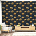 Une pièce moderne avec un papier peint floral aux grandes fleurs dorées sur fond bleu nuit, créant une ambiance élégante et apaisante.