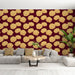 Un salon moderne avec un papier peint floral aux grandes fleurs dorées sur fond bordeaux, créant une atmosphère chaleureuse et élégante.