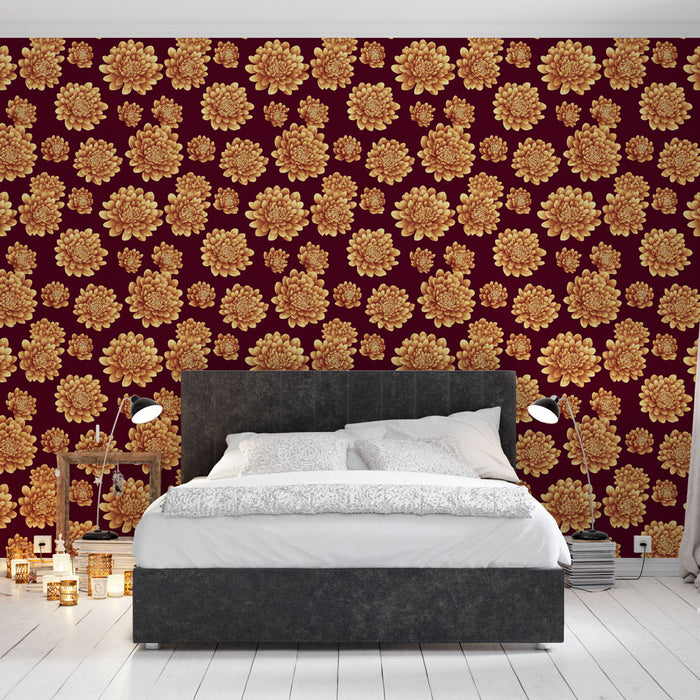 Une chambre élégante avec un papier peint floral aux grandes fleurs dorées sur fond bordeaux, créant une atmosphère chaleureuse et accueillante.
