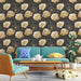Un salon moderne avec un papier peint floral aux grandes fleurs dorées sur fond noir, créant une atmosphère élégante et chaleureuse.