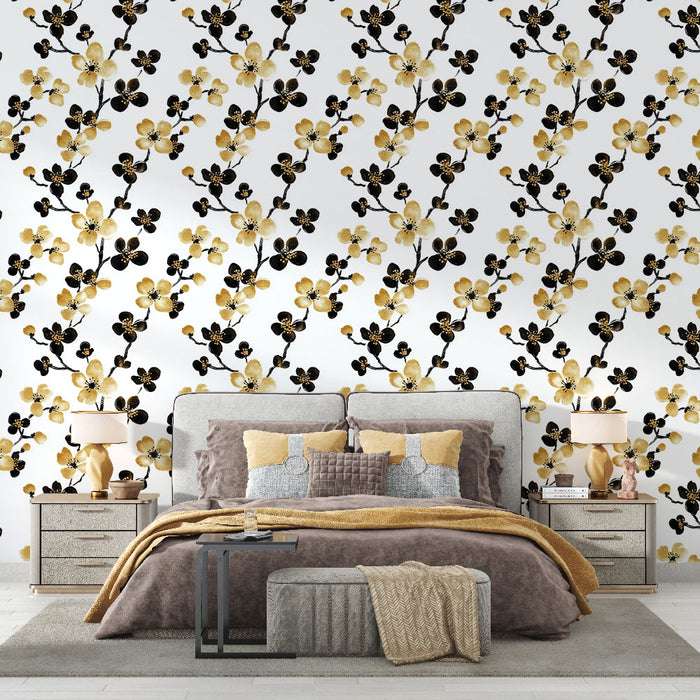 Une chambre élégante avec un papier peint floral noir et doré, aux motifs de fleurs délicates sur fond blanc, créant une atmosphère chaleureuse et raffinée.