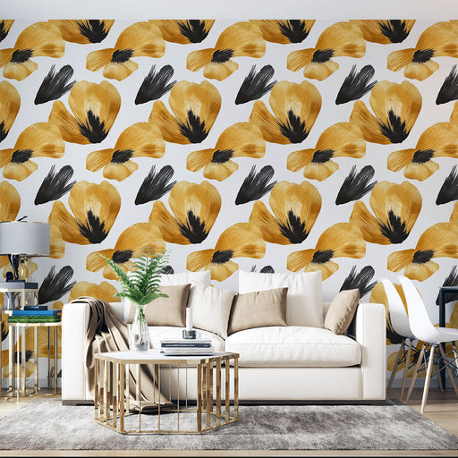 Un salon élégant avec un papier peint floral aux grandes fleurs jaunes et noires sur fond blanc, créant une ambiance à la fois moderne et chaleureuse.