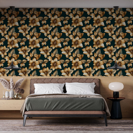 Une chambre élégante avec un papier peint floral aux grandes fleurs dorées sur fond vert foncé, créant une atmosphère chaleureuse et accueillante.
