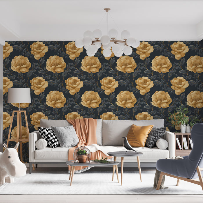 Un salon élégant avec un papier peint floral aux grandes roses dorées sur fond noir, créant une atmosphère chaleureuse et sophistiquée.