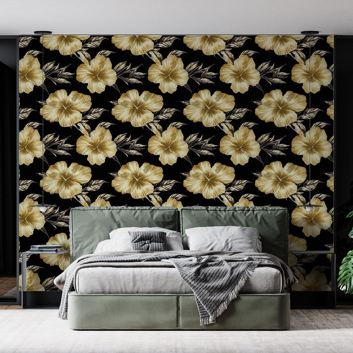 Une chambre moderne avec un papier peint floral noir et doré, présentant de grandes fleurs éclatantes qui créent une ambiance élégante et chaleureuse.