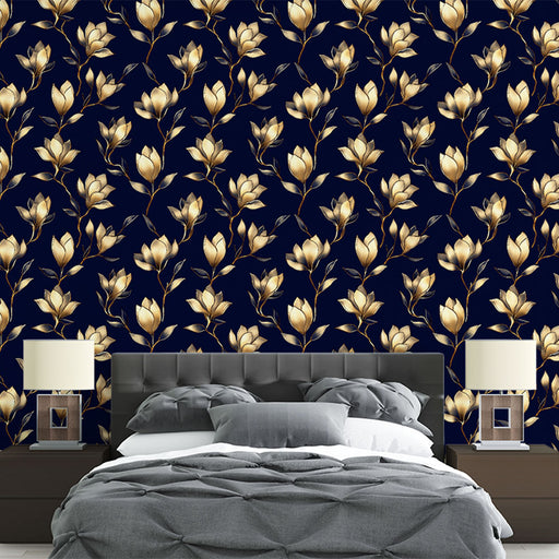 Une chambre élégante avec un papier peint floral bleu nuit et doré, mettant en valeur des motifs de fleurs délicates qui créent une atmosphère sophistiquée et chaleureuse.