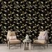 Un salon élégant avec un papier peint floral noir orné de branches dorées et de fleurs blanches, créant une atmosphère chic et apaisante.