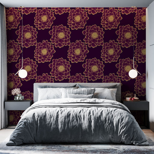 Une chambre élégante avec un papier peint floral violet profond orné de grandes fleurs dorées, créant une atmosphère chaleureuse et sophistiquée.