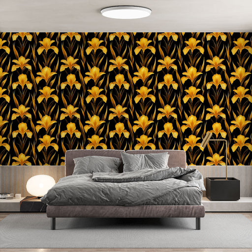 Une chambre moderne avec un papier peint floral noir et or, mettant en valeur des fleurs jaunes éclatantes sur un fond sombre, créant une ambiance élégante et chaleureuse.
