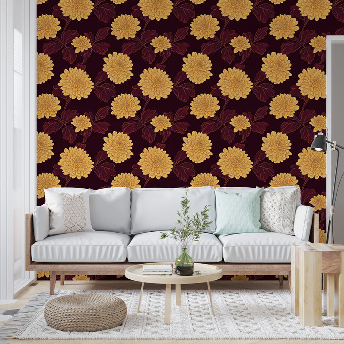 Un salon élégant avec un papier peint floral aux grandes fleurs jaunes sur fond bordeaux, créant une atmosphère chaleureuse et accueillante.