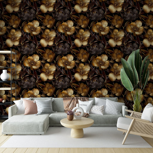 Un salon élégant avec un papier peint floral aux teintes chaudes de beige et de marron sur fond noir, créant une atmosphère sophistiquée et accueillante.
