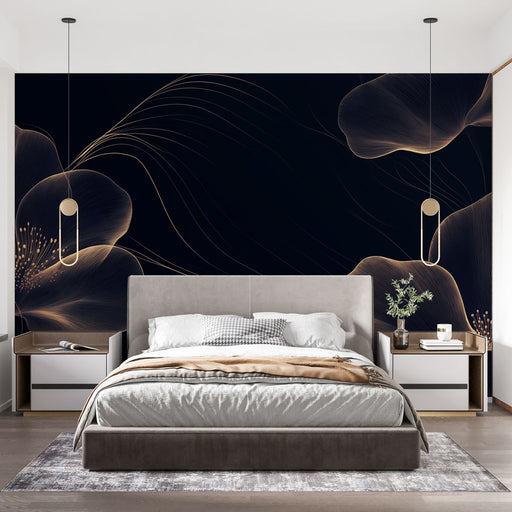 Une chambre moderne avec un papier peint noir orné de motifs floraux délicats et de lignes dorées, créant une atmosphère élégante et apaisante.