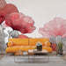 Un salon contemporain avec un papier peint floral aux grandes fleurs rouges et noires, créant une ambiance vibrante et artistique.