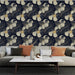 Un salon élégant avec un papier peint floral bleu nuit aux grandes fleurs blanches et dorées, créant une atmosphère à la fois raffinée et apaisante.