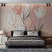 Une chambre moderne avec un papier peint floral aux teintes douces de rose et beige, évoquant une atmosphère apaisante et délicate.