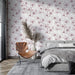 Une chambre moderne avec un papier peint floral aux motifs délicats en rouge sur fond blanc, créant une ambiance douce et apaisante.