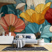 Une chambre moderne avec un papier peint floral aux couleurs vives, mêlant des fleurs orange, jaunes et bleues sur un fond apaisant, créant une atmosphère chaleureuse et accueillante.