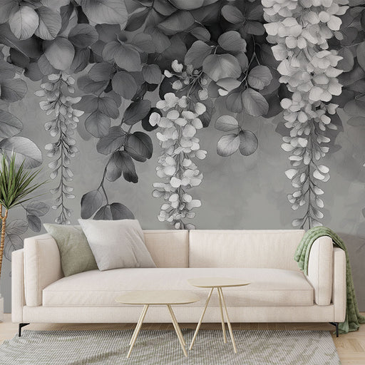 Un salon moderne avec un papier peint monochrome représentant des feuilles et des fleurs délicates en nuances de gris, créant une atmosphère élégante et apaisante.