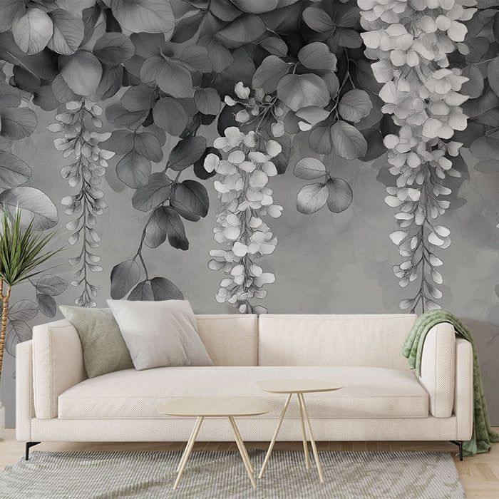 Un salon moderne avec un papier peint monochrome représentant des feuilles et des fleurs délicates en nuances de gris, créant une atmosphère élégante et apaisante.