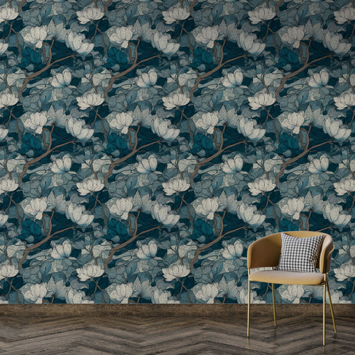 Une pièce élégante avec un papier peint floral aux motifs de fleurs blanches et de feuillages verts sur fond bleu, créant une ambiance apaisante et raffinée.