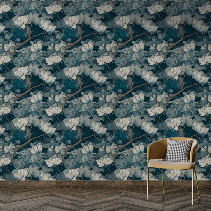 Une pièce élégante avec un papier peint floral aux motifs de fleurs blanches et de feuillages verts sur fond bleu, créant une ambiance apaisante et raffinée.