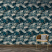 Une pièce élégante avec un papier peint floral aux motifs de fleurs blanches et de feuillages verts sur fond bleu, créant une ambiance apaisante et raffinée.